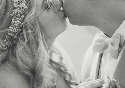 Küssendes Brautpaar in SW