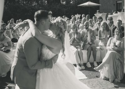 Brautpaar, küssend, freie Trauung